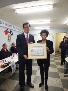 夏大明在現場再次頒贈實踐三等獎章及證書給中正堂會館社長林雪美(右)