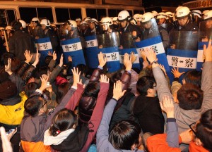 行政院前にて座り込みを続ける学生ら(写真提供:中央社)