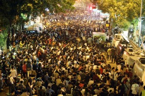 「反黑箱服貿」的抗議民眾,透過網路社群傳送現場最新資訊,青島東路上則擠滿前來聲援的民眾(照片提供:中央社)