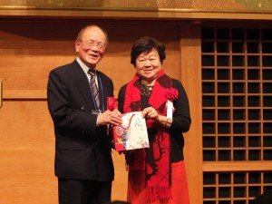 民進黨客家事務部主任張慶惠(右)贈送紀念品給東京崇正公會會長劉得寬