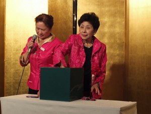 慶祝會的重頭戲便是抽獎活動,會長吳淑娥(右)代表抽出多項大禮
