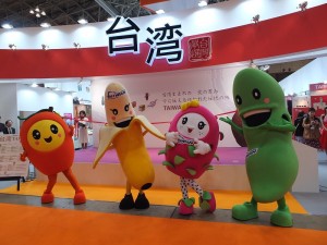 台灣館開幕前有水果人偶和民眾互動,相當吸睛