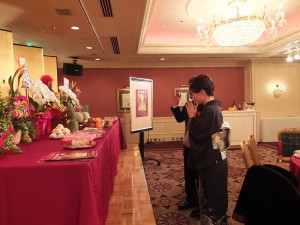 與會的日本賓客亦在會場向金身媽祖參拜