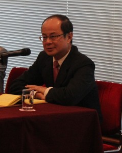 講演を行う台北駐日経済文化代表処の代表・沈斯淳駐日代表