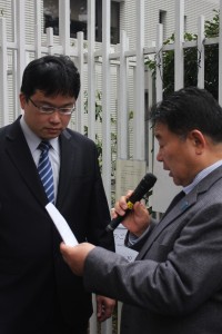 台北駐日経済文化代表処門前にて声明書の受け取りに応じる職員