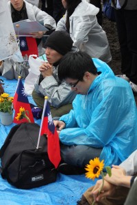 台湾国旗や、今回の学生運動の象徴でもあるひまわりの花を持参した参加者