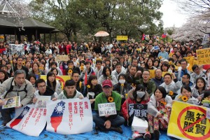 およそ500人の参加者が暴風雨のなか声援活動を行った