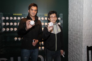 《ＫＡＮＯ》監製魏德聖（右）和導演馬志翔（左），兩人在甲子園博物館留下簽名球（照片提供：果子電影）