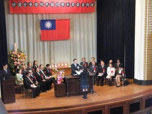 橫濱中華學院校長馮彥國頒發應屆畢業生證書