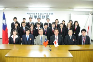 駐日代表處教育組副組長林世英(前排左3)出席「創造明日日本學生會議」訪台研習團結團式