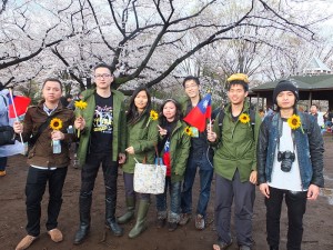 到現場參加聲援活動的民眾,特地手持太陽花和身穿學運總召林飛帆穿的軍裝外套,表示他們支持學運立場