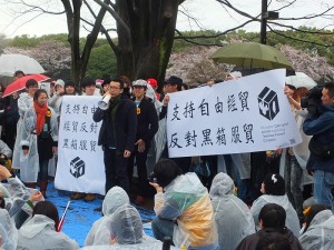 台灣留學生自備標語,站出來分享自己的心得