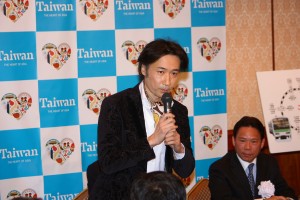 任命の挨拶を行う東儀秀樹さん