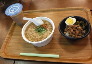 美味的大腸麵線和魯肉飯都是老闆娘林千笑自己作的
