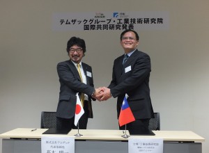 工研院機械與系統研究所技術總監胡竹生與日本天目時科(TMSUK)社長高本陽一簽約合作,計畫將「行動輔助機器人」商品化