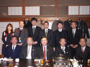 駐日代表處教育組副組長林世英(前排右3)參訪長野縣觀光部,並於餐會中繼續進行交流