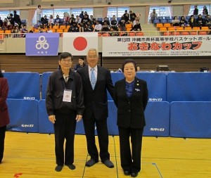 左起為,駐那霸辦事處處長蘇啟誠、沖繩籃球協會會長與座勝光和沖繩市市長東門美津子,一起合影