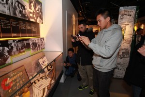 球員們在甲子園博物館裡難掩興奮之情，紛紛拿出手機拍照（照片提供：果子電影）