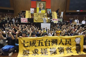 反服貿團體和學生20日召開記者會要求在明日中午前與總統馬英九進行公開對話及協商,要求承諾在本會期通過兩岸協議監督條例(照片提供:中央社)