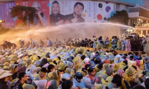 第4原発建設停止を求め数万人規模のデモが行われた