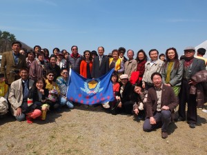 留日東京華僑總會特地組團到群馬參加這次法水寺的動土典禮,會後大家與駐日代表沈斯淳伉儷合影