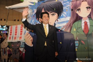 日本首相安倍晉三４月２７日也到ｎｉｃｏｎｉｃｏ超會議３的會場上和民眾互動（照片提供：ｎｉｃｏｎｉｃｏ）