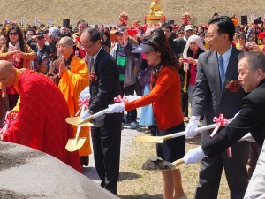駐日代表沈斯淳伉儷(右起3、4)和彰化縣長卓伯源(右2)一起參加動土儀式