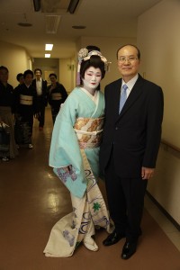 台北駐日經濟文化代表處顧問兼台北文化中心主任朱文清(右)和夫人張懿文在演出後合影