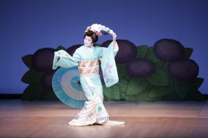 台北駐日經濟文化代表處顧問兼台北文化中心主任朱文清的夫人張懿文,表演日本傳統舞蹈,展現出獨特的體態之美
