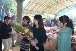 有客家血統的日本女星余貴美子(右2)日前和家人首次返台祭祖祭掃
