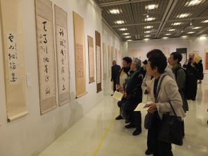 現場有許多喜好書法的日本民眾到現場欣賞于右任的書法作品