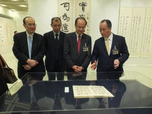 左起為:台北文化中心主任朱文清、歷史博物館展覽組蔡耀慶、駐日代表沈斯淳及中華海峽兩岸文化資產交流促進會名譽理事長王水衷,共同欣賞于右任的作品