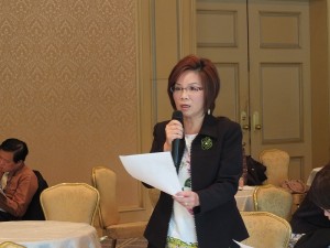 理事陳玉櫻針對商會法人化一事,在會中提出疑問,透過幹部的解說,讓商會法人化愈趨明朗