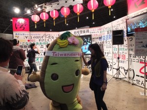 有許多日本民眾搶著跟「台灣達」合照