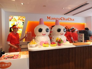 店內以白色和橘色調為主,還有可愛的雪人剉冰機迎接客人