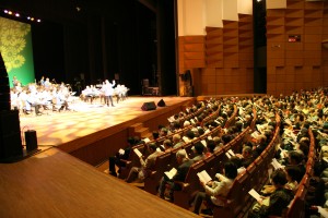 会場中で「花は咲く」を合唱(写真提供:明治大学マンドリンOB倶楽部)
