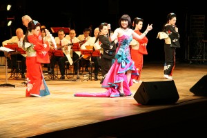 日本の演歌を得意とする個性派歌手の鄭琇月さん(写真提供:明治大学マンドリンOB倶楽部)