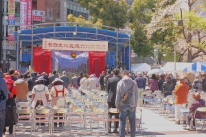 東日本大震災で亡くなった方々に対して会場全体で黙祷を行った