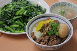 完成!!(左から青菜炒め、魯肉飯、大根とエビ団子スープ)