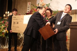 抽選会の様子。大型テレビや台湾―東京間の往復チケットなどが当たった