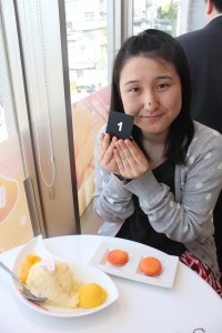 記念すべき1人目の来客者。開店2時間前から並んだという