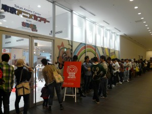 初日はオープン前から100人以上の行列が出来た