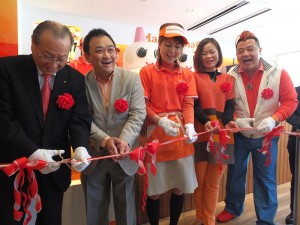 台灣芒果恰恰老闆張智閔夫妻(右1、2)和日本芒果恰恰老闆宮下美智子(右3)與日本地區副總裁林志鴻(左2)等人出席原宿店開幕剪綵儀式