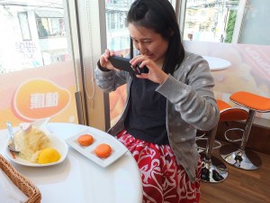 早上8點45分就到店門口排隊的日本客,因為喜歡芒果所以特地前來嘗鮮,忍不住也拿出手機拍