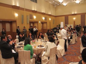 福岡の食を堪能する出席者達