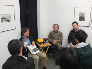 日本攝影評論家飯澤耕太郎(手持書者)和台灣攝影大師張照堂(右2)進行對談,解說他從早期到近期的攝影作品(圖右為此次策展人沈昭良)