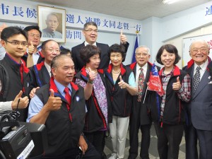 東京中山學會委員們搶跟連勝文合影