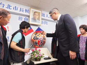 連勝文為必勝達摩點睛,祈願勝選