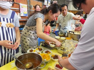 美味的滷肉飯相當受到歡迎,讓擺攤的學生家長忙得不亦樂乎