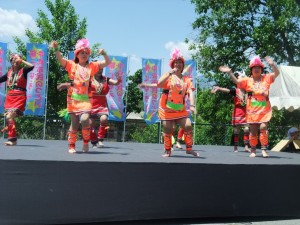原住民舞踊團赤腳在炙熱的舞台上表演迎賓舞